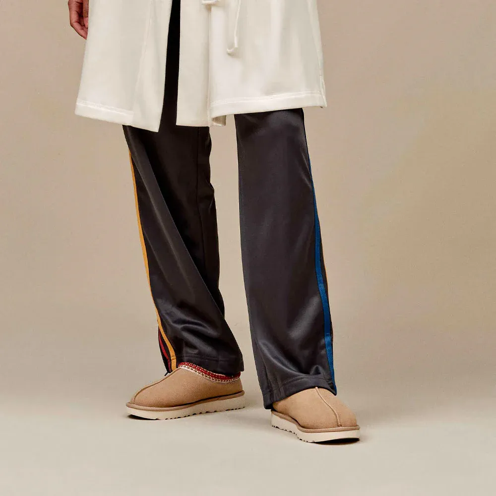Ugg - Chaussons Tasman - Sand/dark Cherry – Image 8